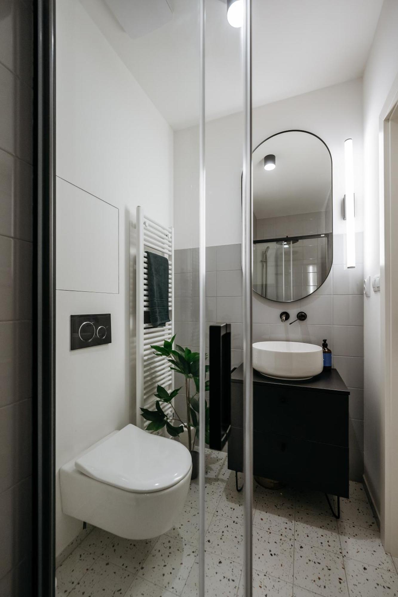 Days - - Easy Access Apartment