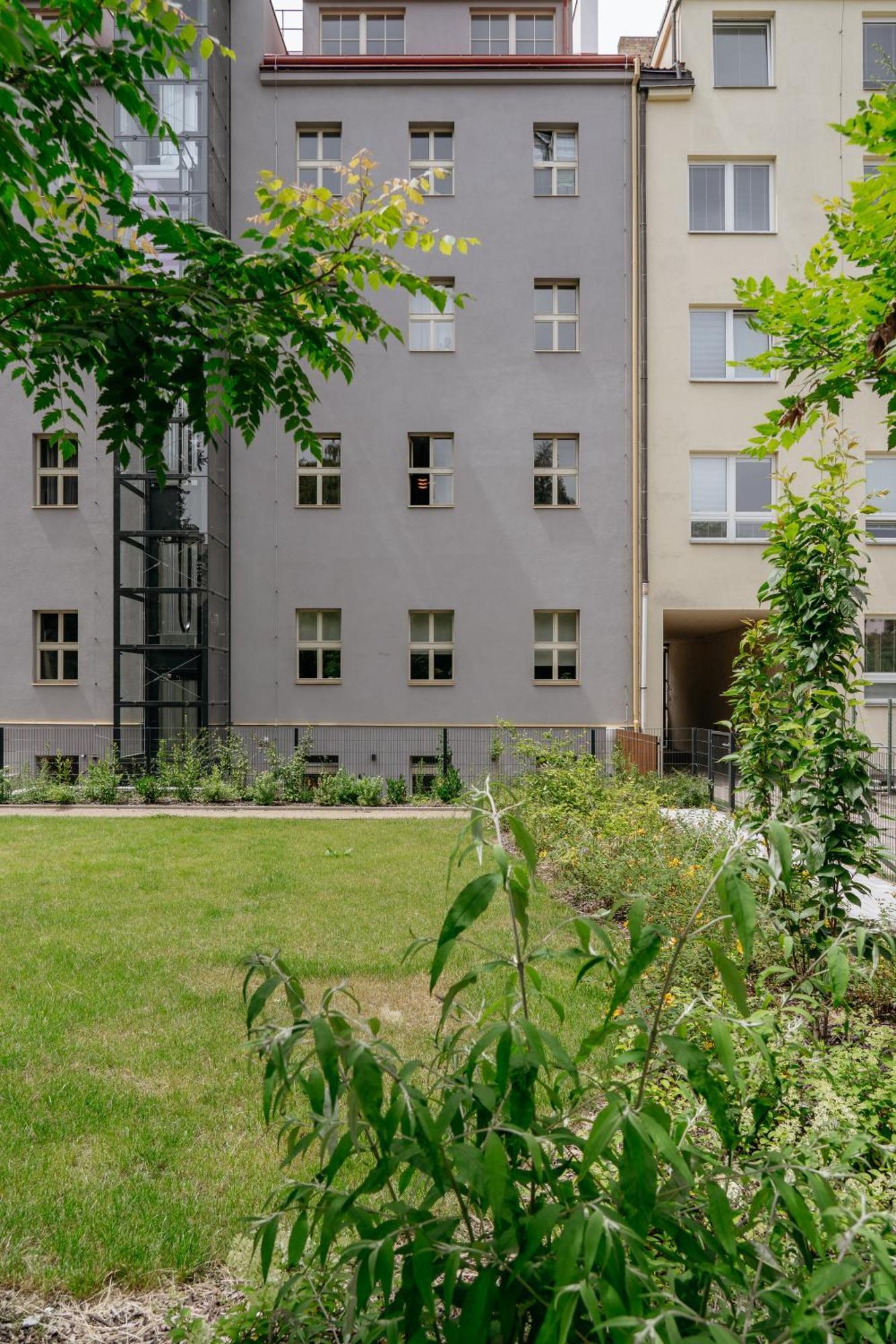 Days - - Easy Access Apartment