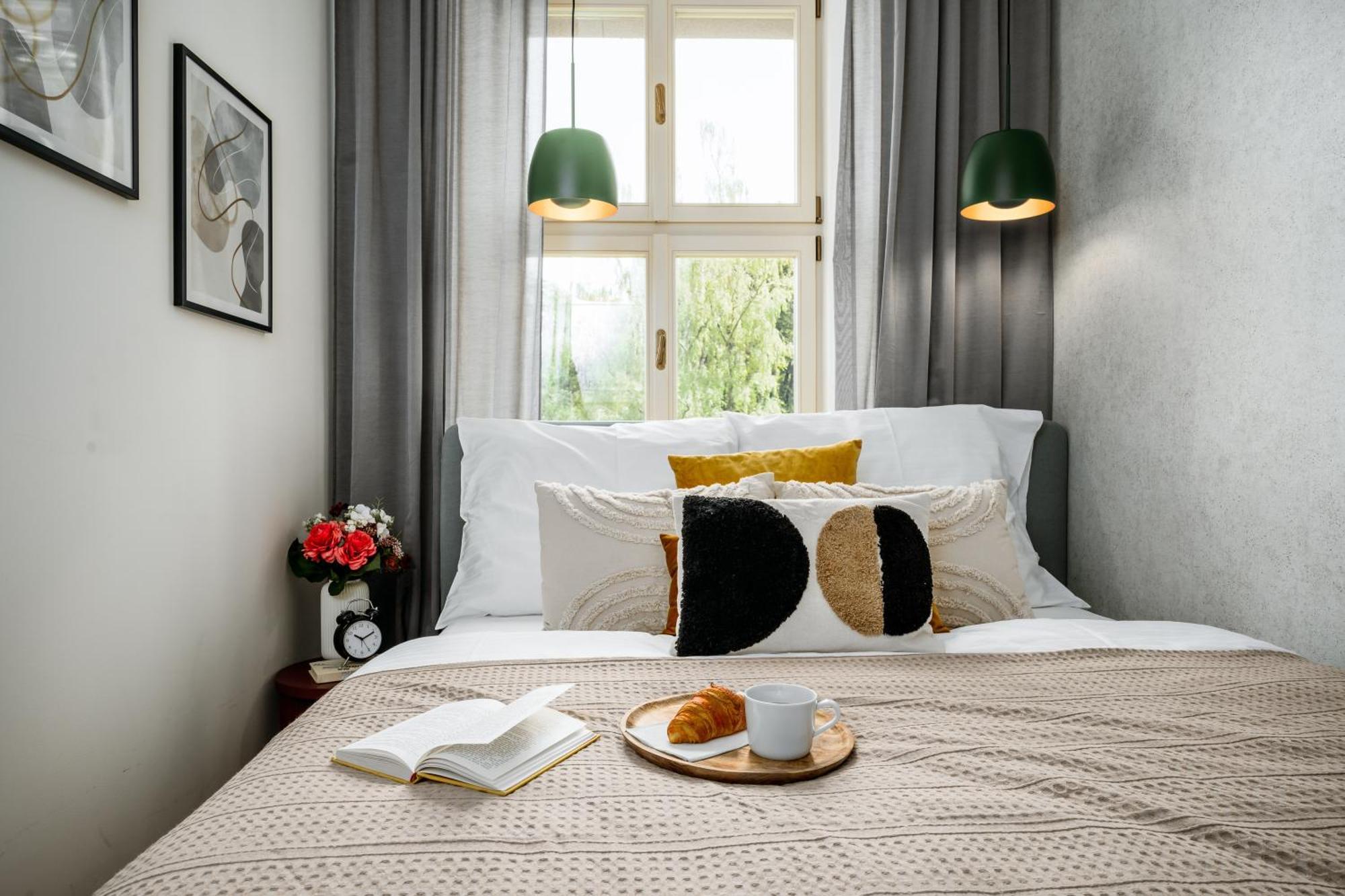 Days - - Easy Access Apartment *