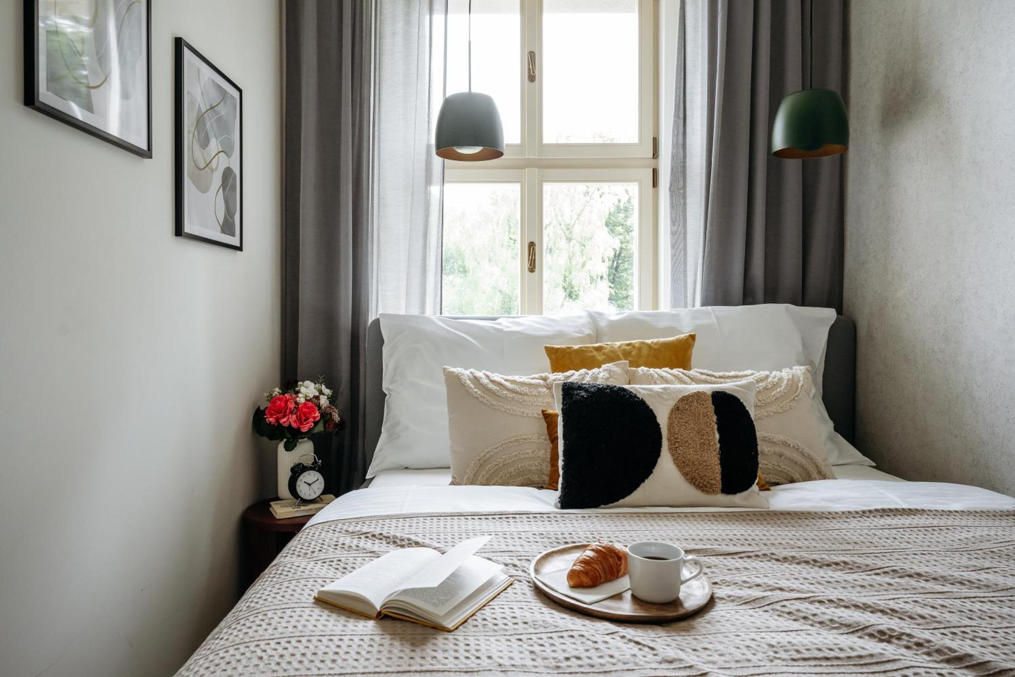 Days - - Easy Access Prague